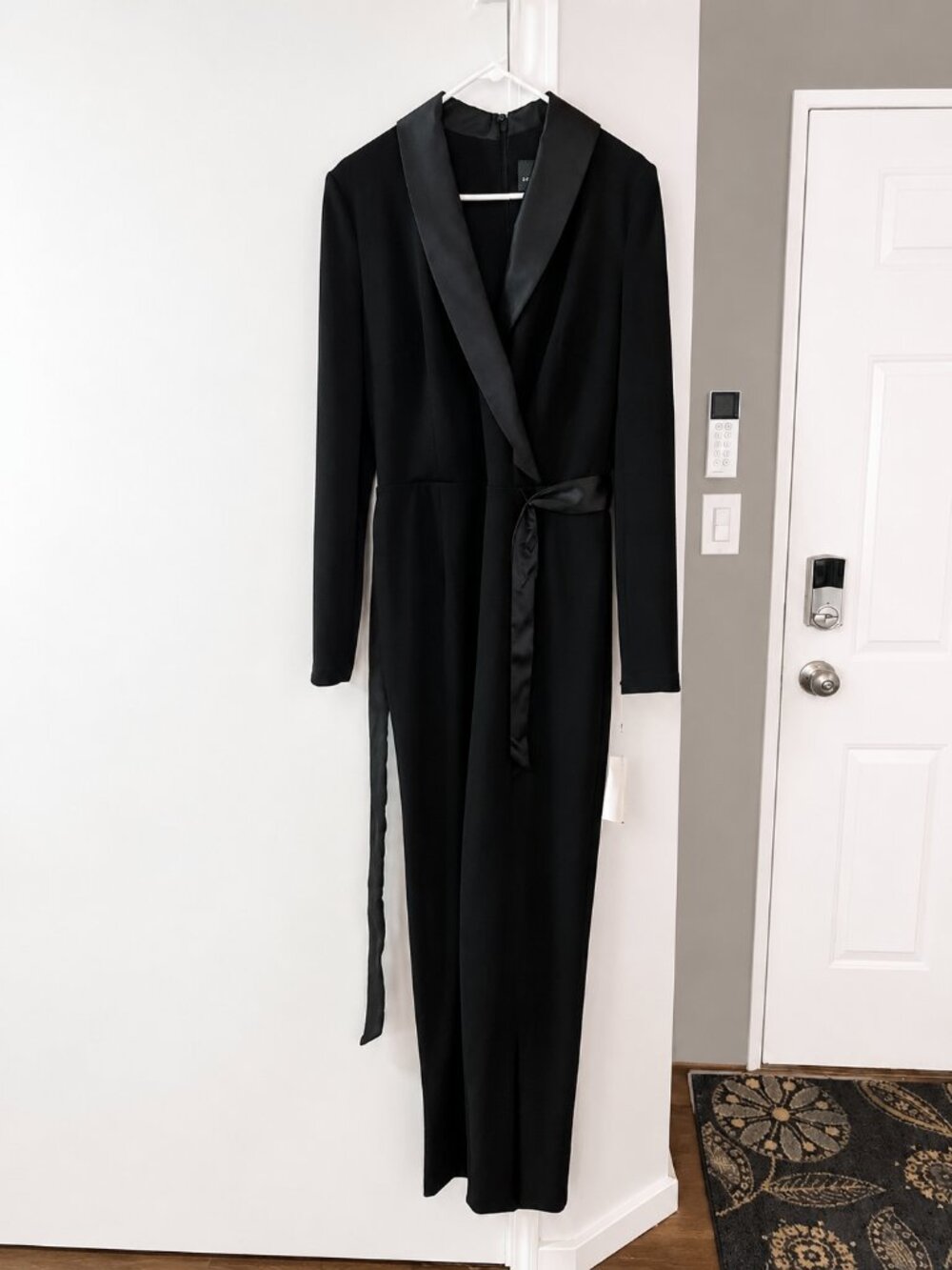 NWT Adrianna Papell Black Crepe Tuxedo Jumpsuit Size 10 Satin Belted Formal - Picture 2 of 7